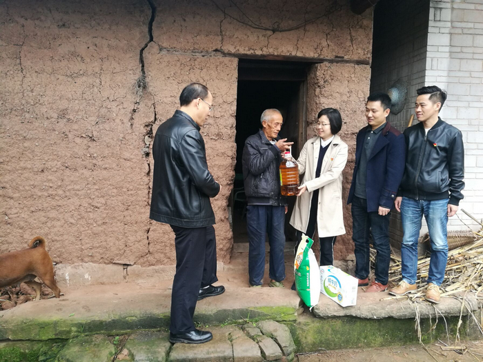 重慶龍頭港項目黨支部聯合社區走訪慰問獨居老人.jpg