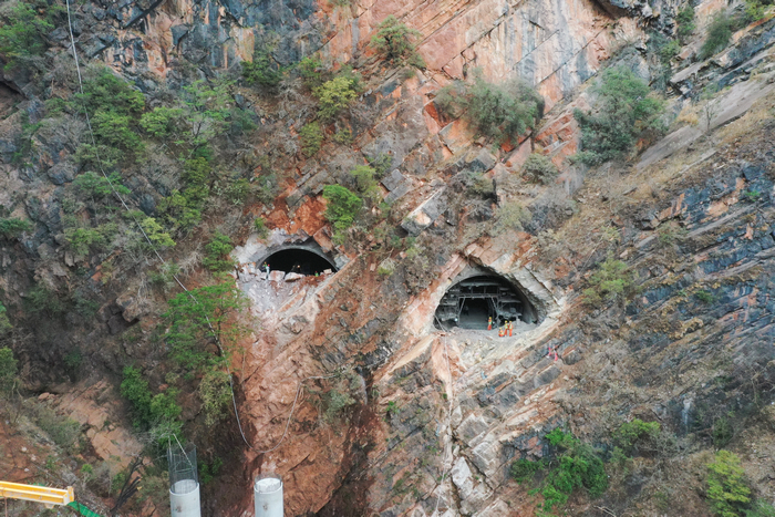華麗高速哥石山隧道實現雙線貫通 (1).jpg