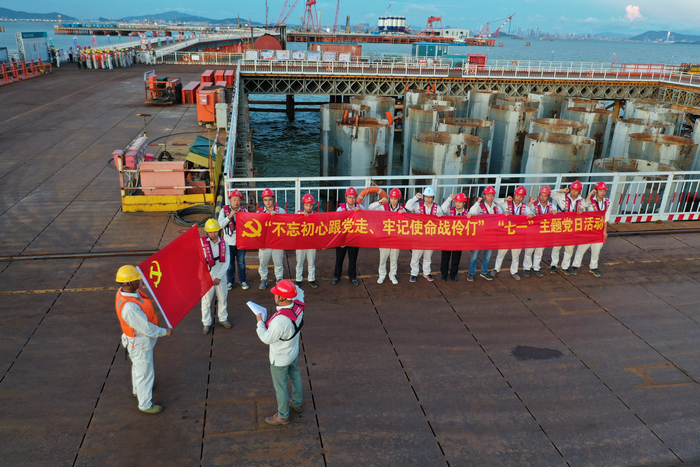 1 2019年7月1日，深中通道項目黨支部在海上工區開展“不忘初心跟黨走、牢記使命戰伶仃”“七一”主題黨日活動.JPG