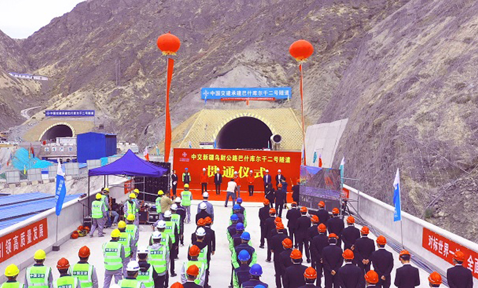 2 央廣網(wǎng)：兩次穿越無人區(qū)！新疆烏尉公路巴什庫爾干二號(hào)隧道貫通 2021.8.18（1）.jpg
